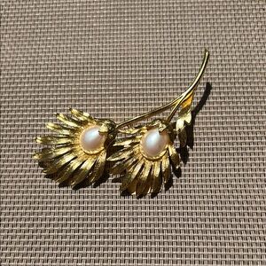 Trifari Gold and Cream Brooch with Elegant Design